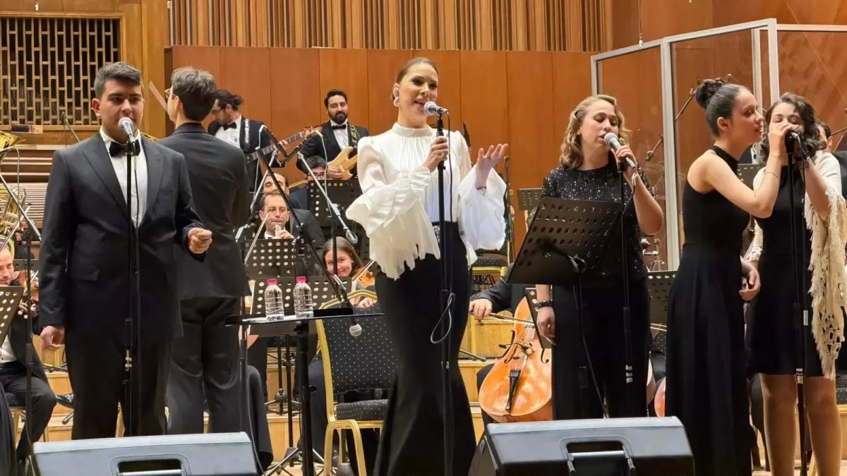 Tuğba Özerk, özel gereksinimli öğrencilerle farkındalık konseri verdi