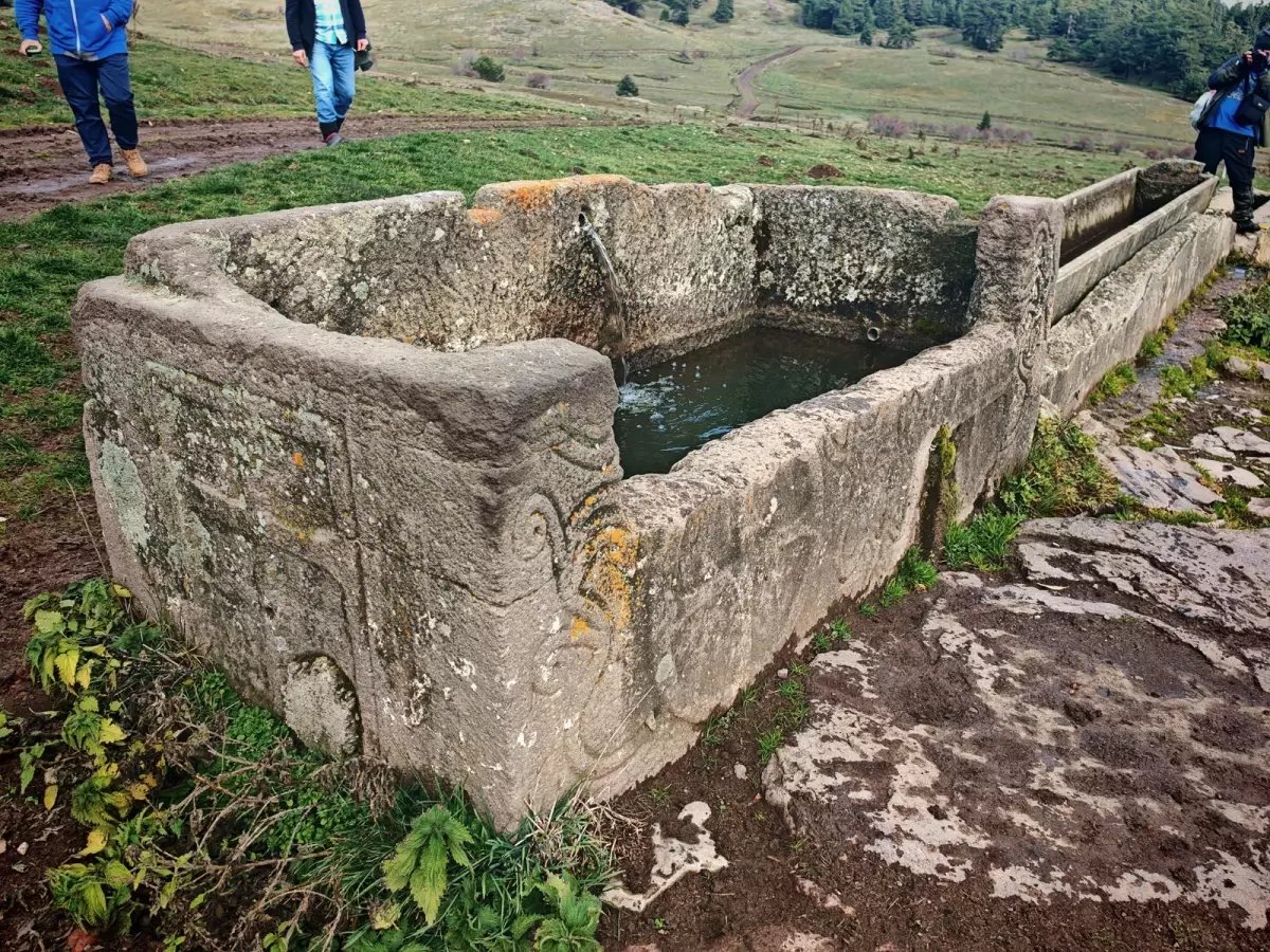 Doğa yürüyüşünde, su oluğu olarak kullanılan lahit buldular