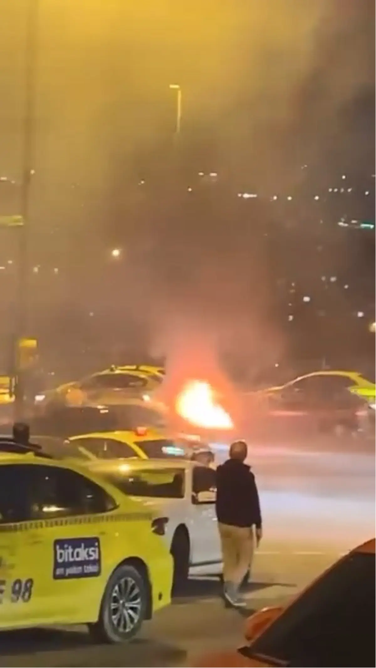 Beyoğlu'nda taksinin alev alev yandığı anlar kamerada; 3 yolcu son anda kurtuldu