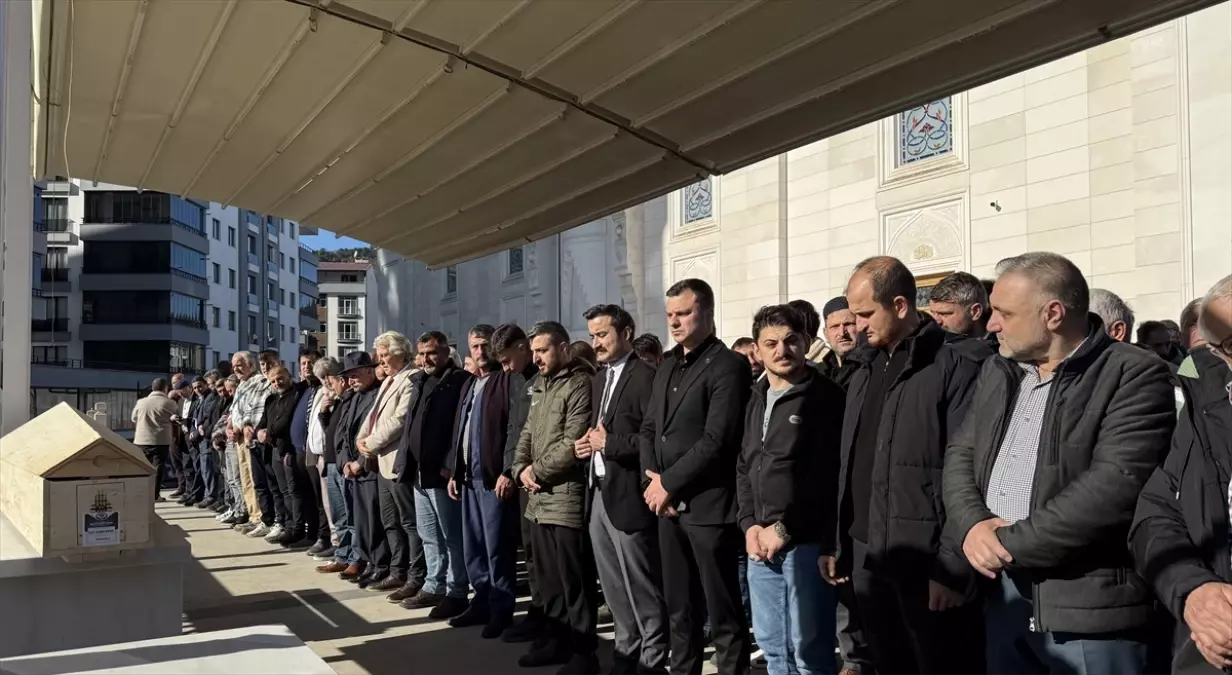 Trabzon'da trafik kazasında hayatını kaybeden 8 yaşındaki çocuğun cenazesi defnedildi