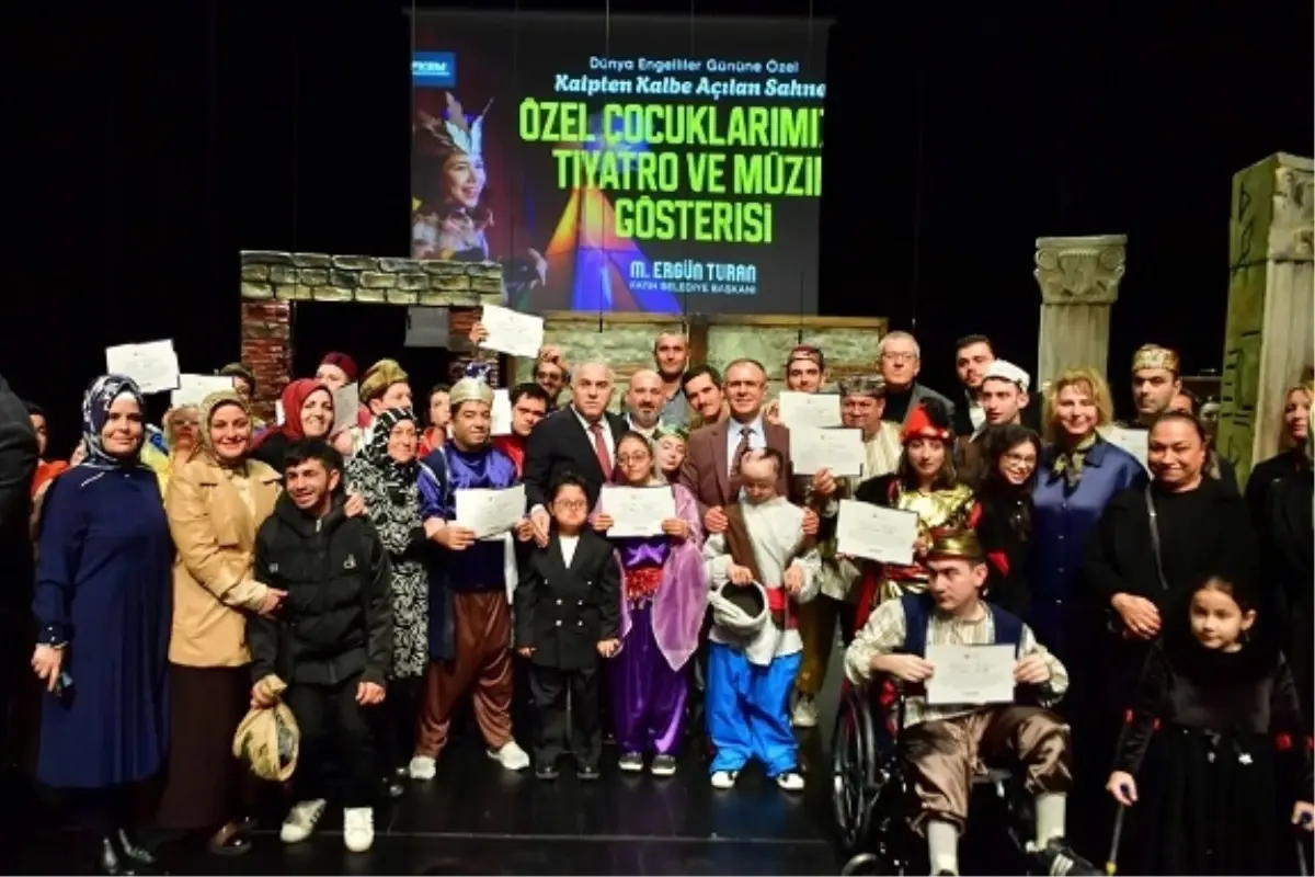 Özel çocuklardan tiyatro ve müzik gösterisi