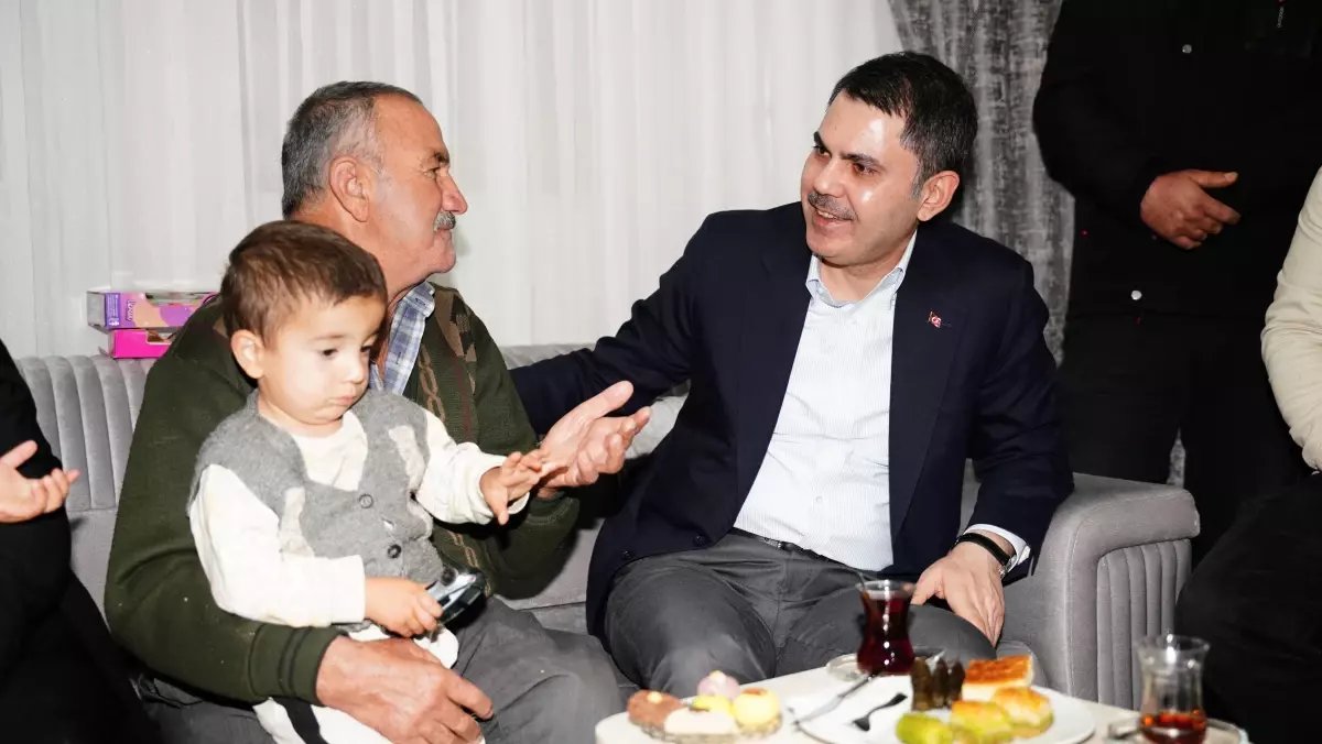 Bakan Kurum'dan depremzede aileye ziyaret