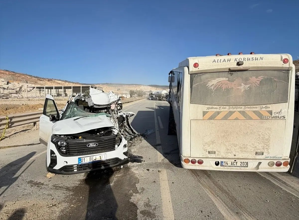 Mersin'de midibüsle çarpışan hafif ticari aracın sürücüsü hayatını kaybetti