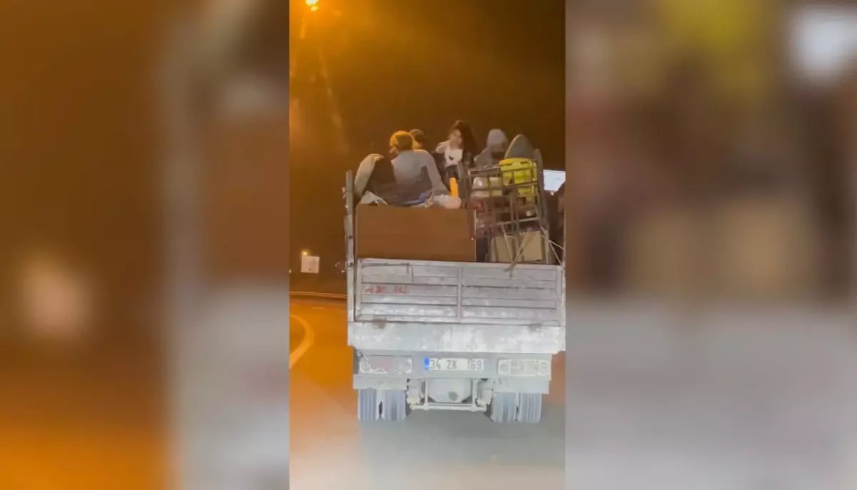 Üsküdar'da kamyonet kasasında tehlikeli yolculuk