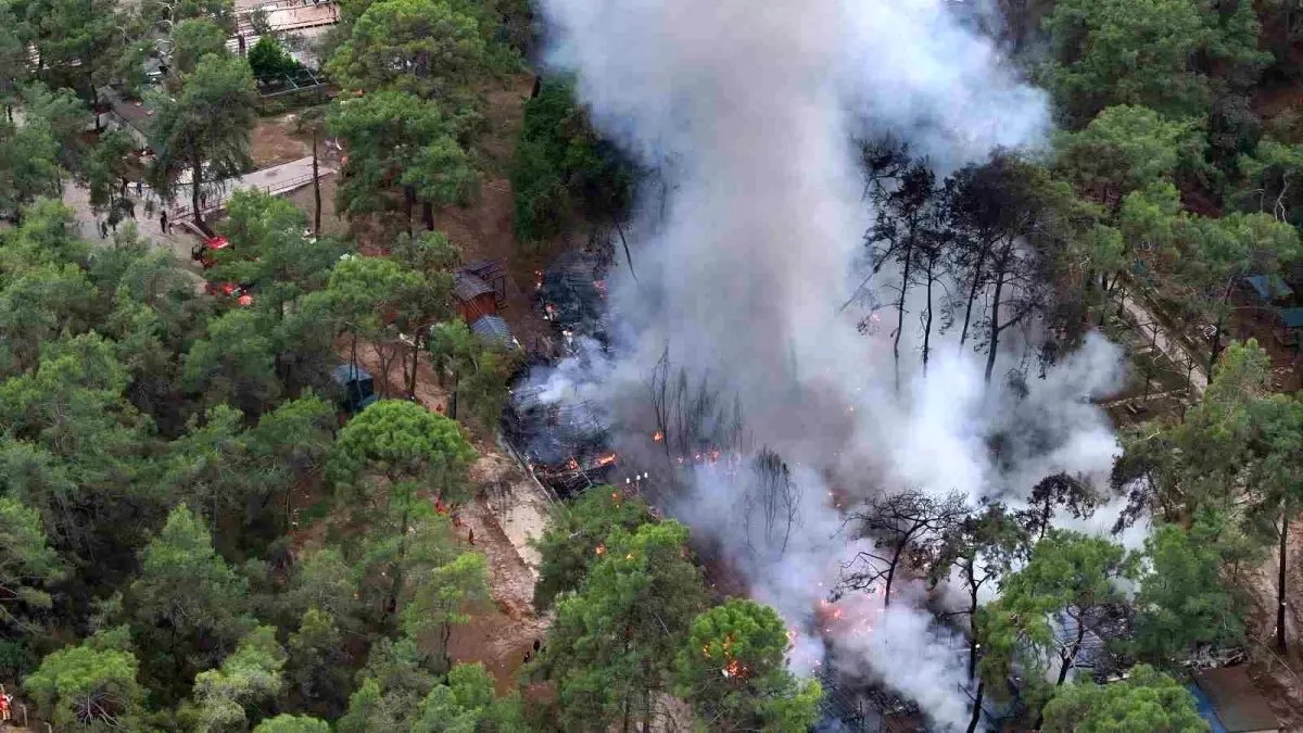 Fethiye'de karavanda çıkan yangın ormana sıçradı