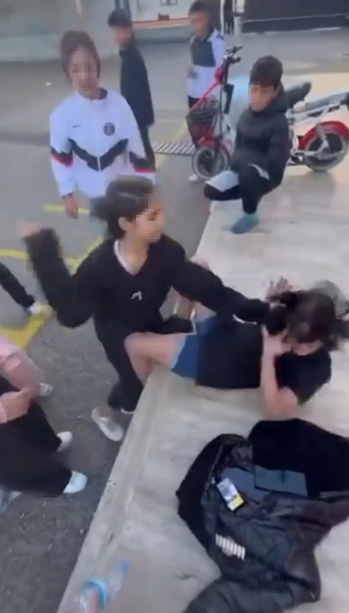 Akranları, kız öğrenciyi tekme- yumruk dövüp saçından sürükledi; o anlar kamerada