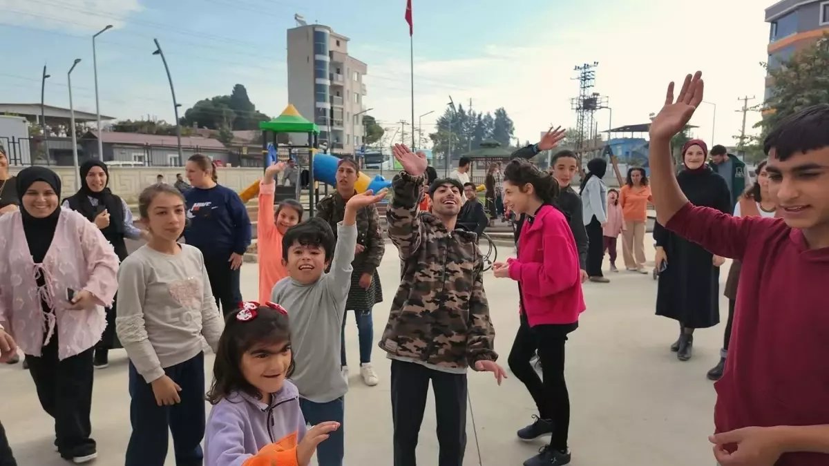 Özel gereksinimli öğrencileriyle güne özel klip hazırladı