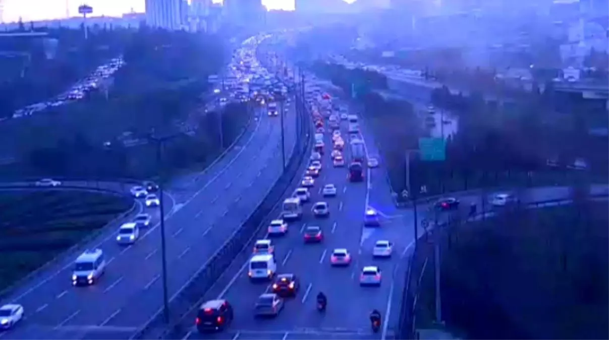 Bağcılar TEM Otoyolu'nda zincirleme kaza meydana geldi