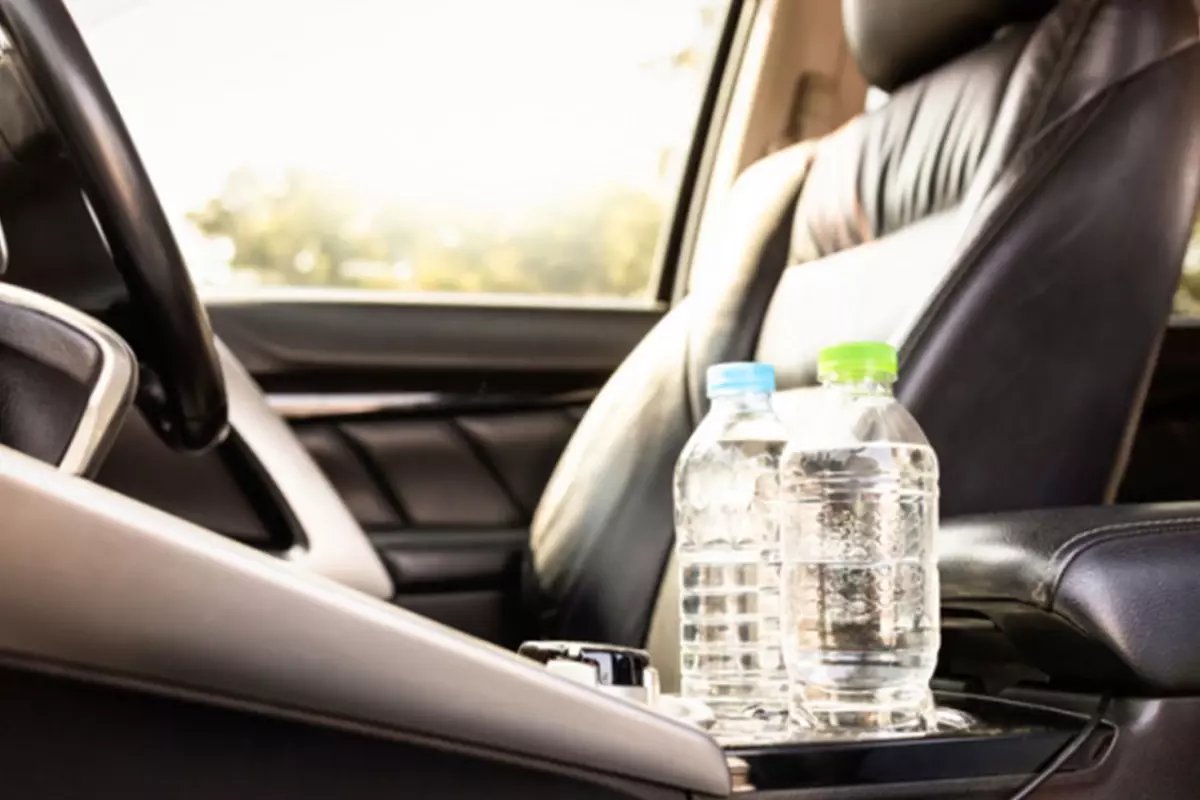 Araçta devrilen su şişesi 500 bin TL'lik hasara yol açtı