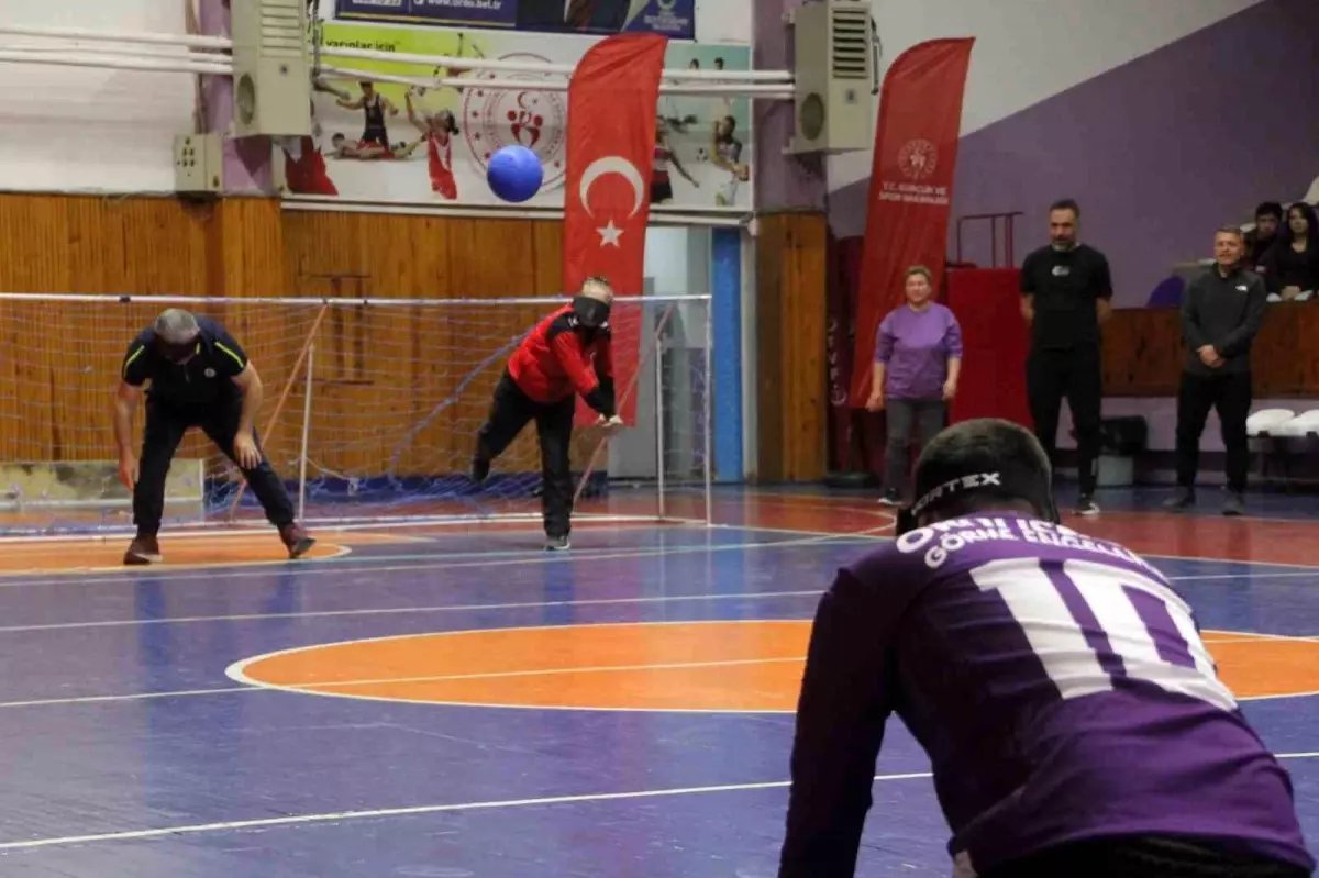 Ordu'da görme engelliler ile protokol arasında 'goalball' maçı