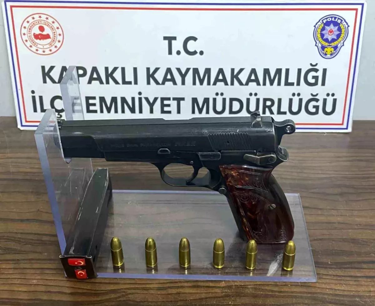 Ruhsatsız tabanca taşıyan 2 şahıs polis engeline takıldı