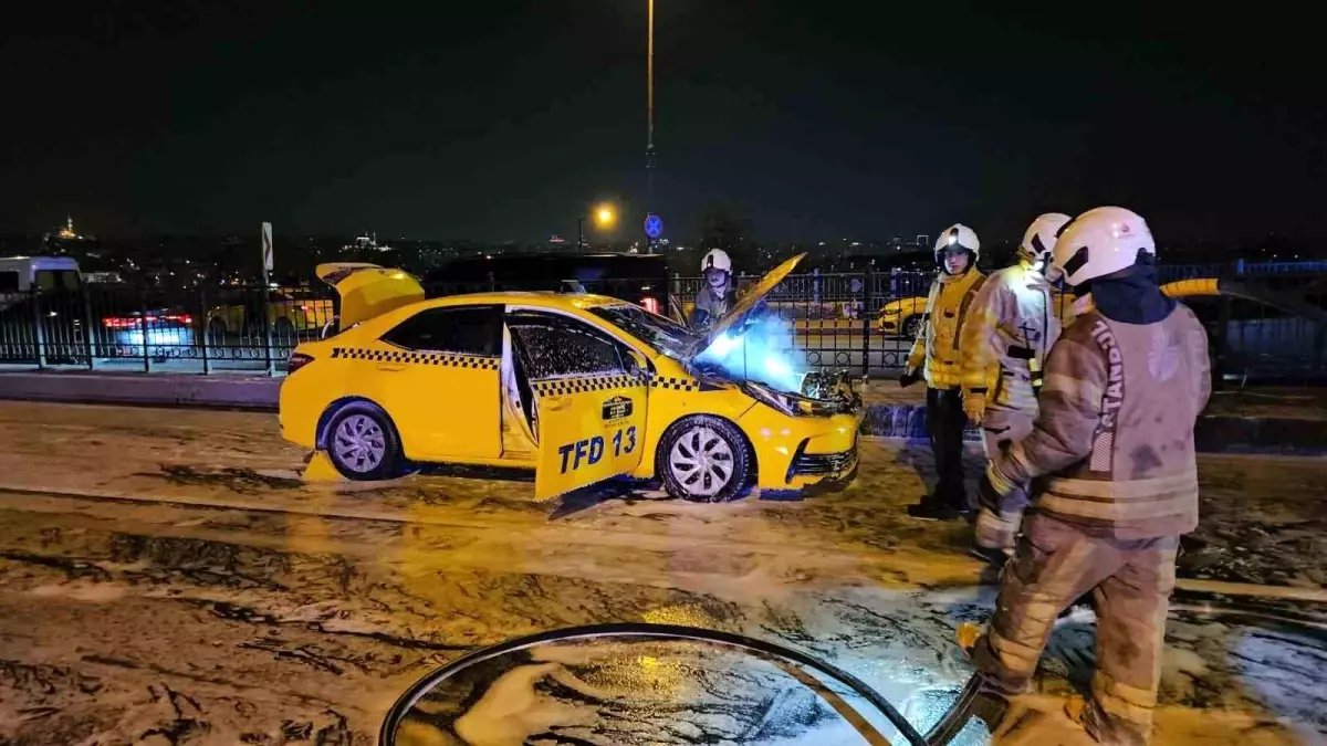 Beyoğlu'nda seyir halindeki ticari taksi alev alev yandı