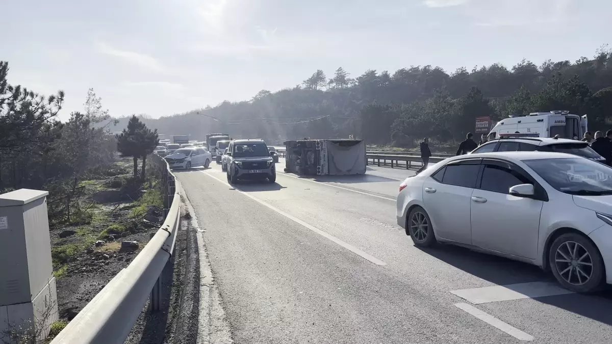 Arnavutköy yolunda zincirleme kaza: Kamyonet devrildi, şoförün yardımına çevredekiler koştu