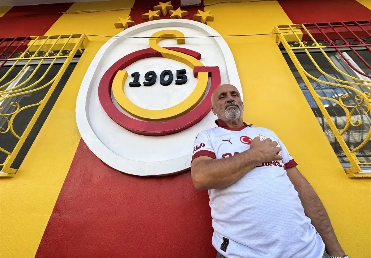 Sarı-kırmızı "sevgisini" evinin duvarına yansıttı