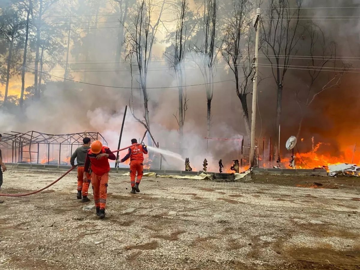 Muğla'da koydaki karavanda çıkan yangın, diğerlerine sıçradı (2)