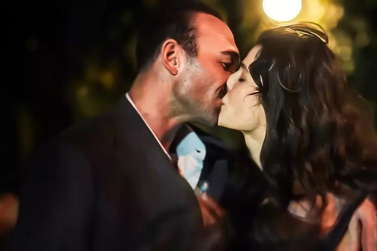 Eşref Rüya dizisine damga vuran öpüşme sahnesi: Şeftali gibi tadı var