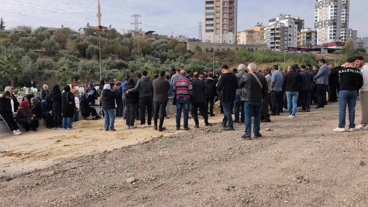 Mersin'de komşusu tarafından öldürülen anne ve oğlu yan yana defnedildi