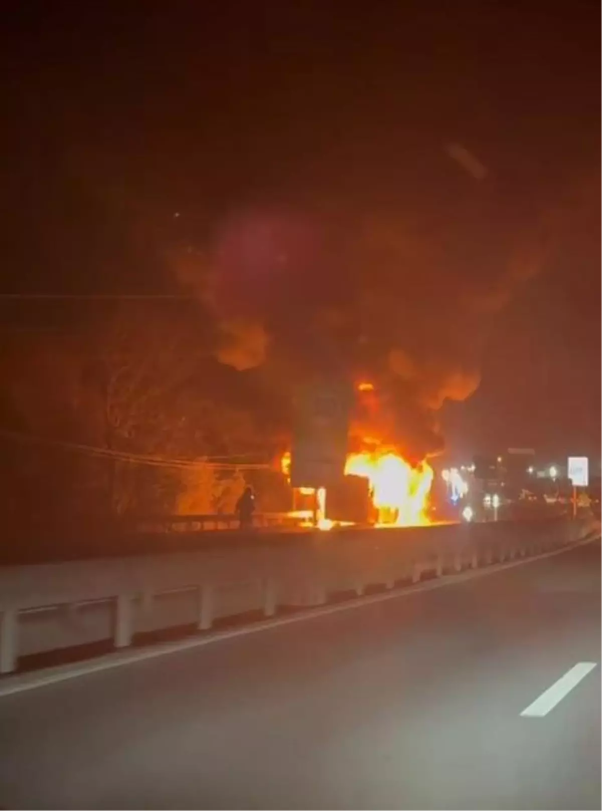 Arnavutköy'de İETT otobüsü alev alev yandı -1