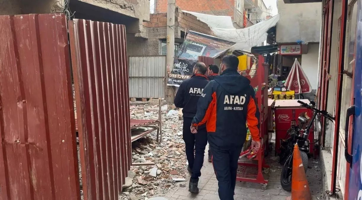 Ağır hasarlı binayı yıkarken molozların altında kaldı