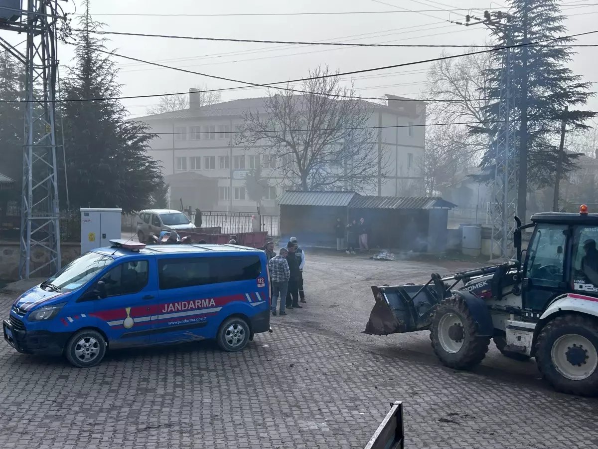 Bolu'da köylüler ağır tonajlı araçlara karşı ayaklandı: Köyün giriş çıkışında lastik yaktılar
