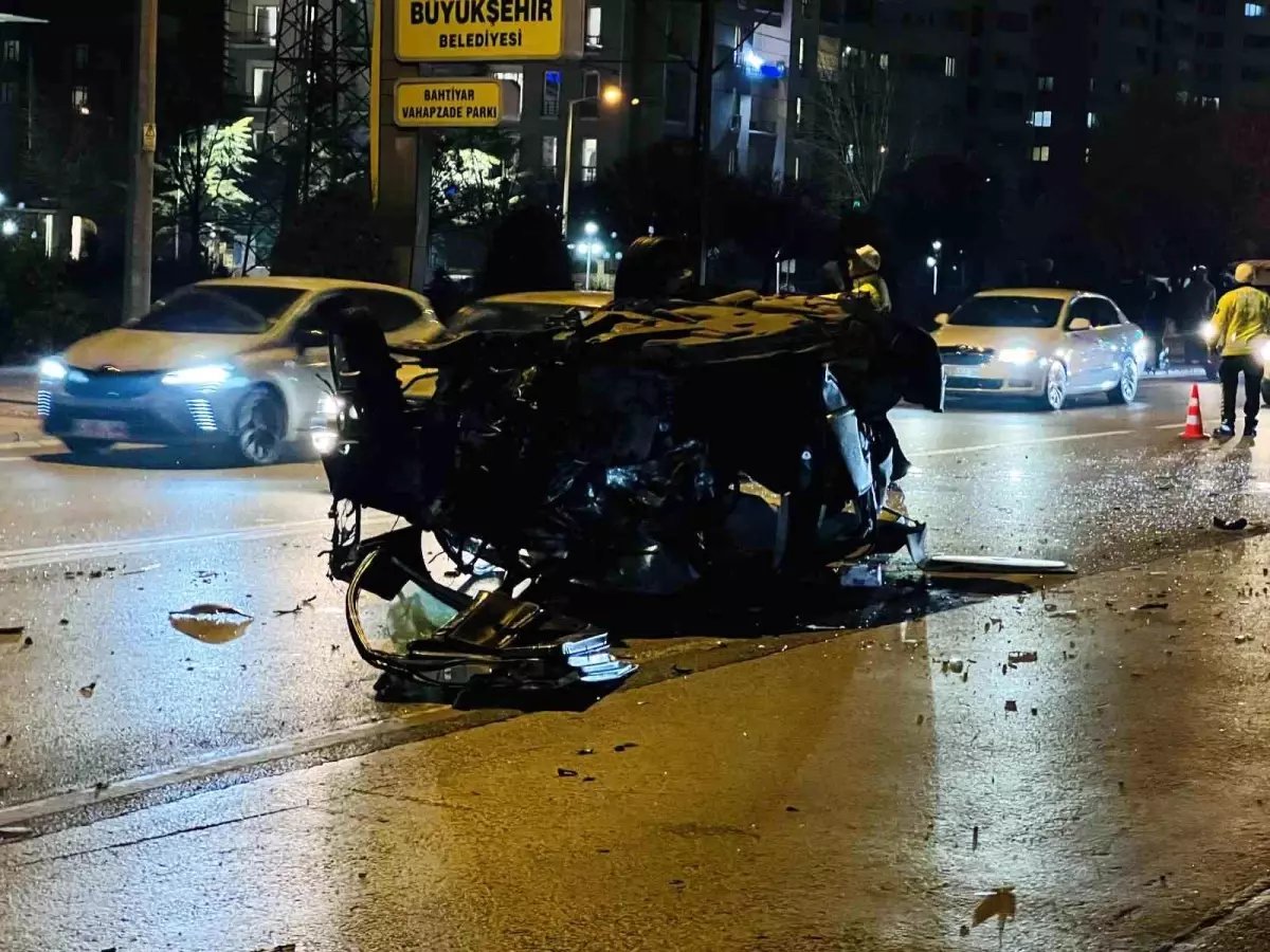 Konya'da ağaca çarpan otomobilden fırlayan yolcu kurtarılamadı