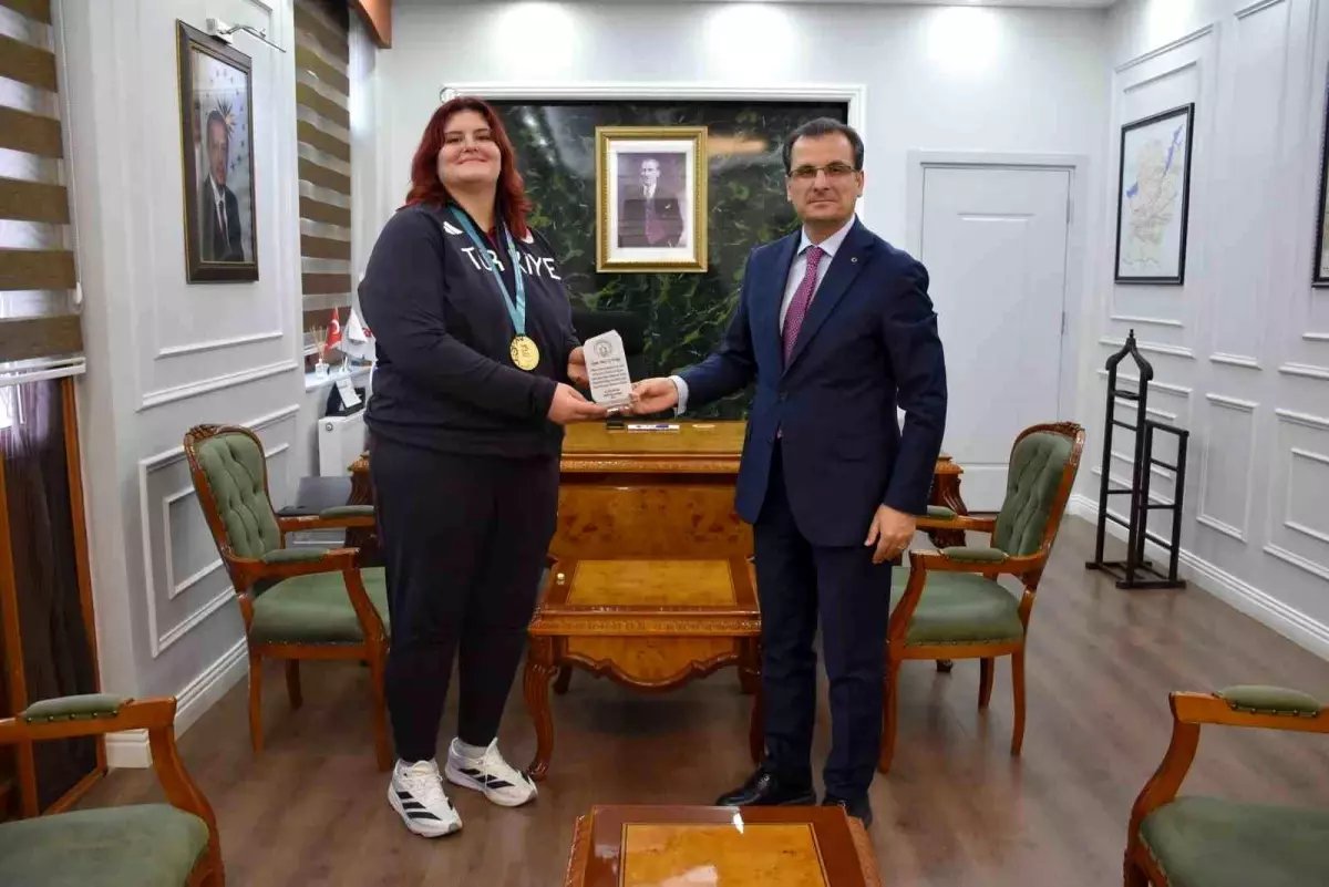 Kaymakam Güldoğan'dan şampiyon judocu Öztürk'e plaket