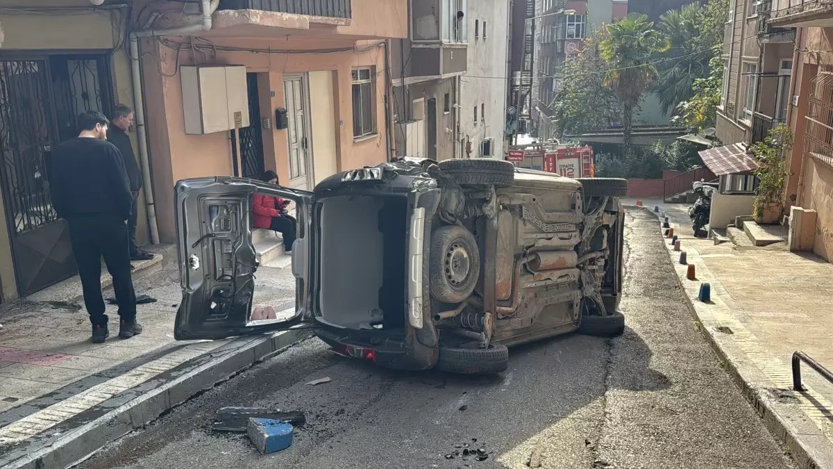 Park halindeyken hareket eden hafif ticari araç, duvara çarpıp devrildi