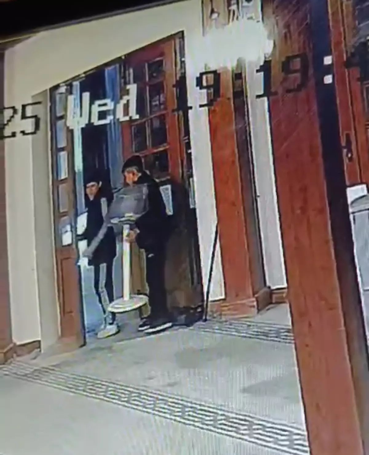 Kadıköy'de camideki yardım kutusu çalındı; o anlar kamerada