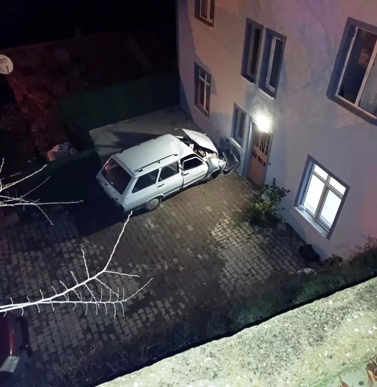 Hisarcık'ta otomobil evin duvarına çarptı: 1 ölü, 1 yaralı