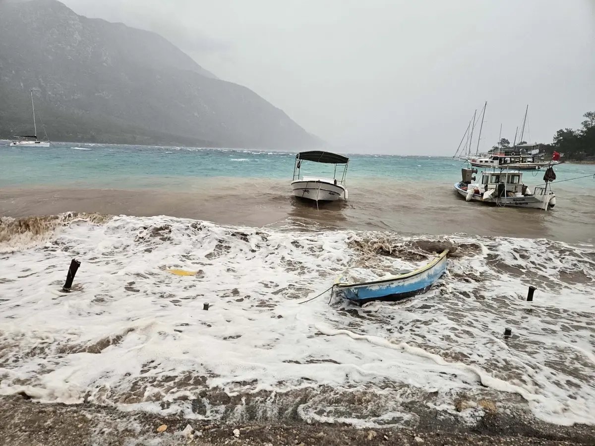 Muğla'da Kuvvetli Fırtına Akbük Koyu'nda Hasara Yol Açtı
