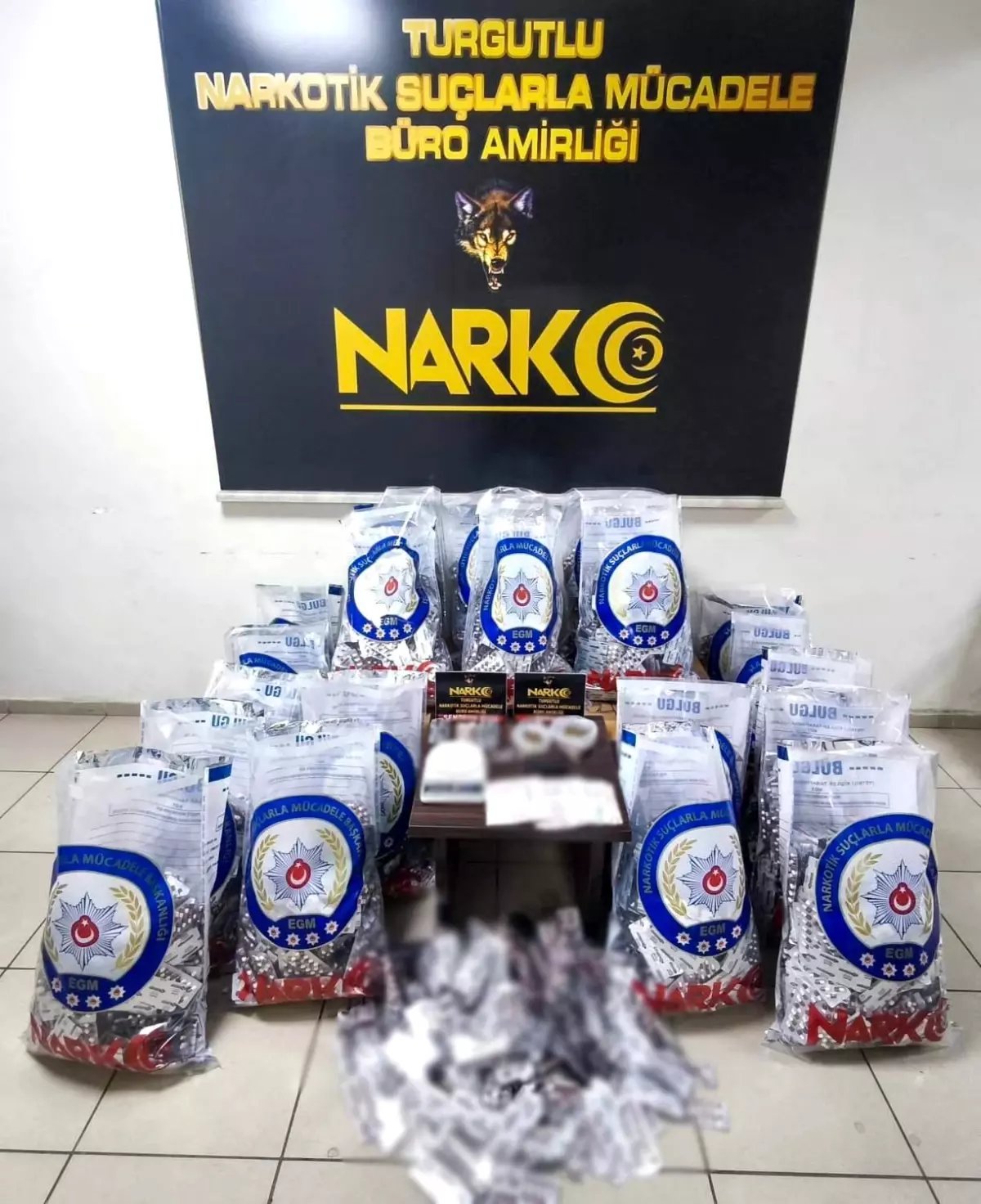 Turgutlu'da 83 bin sentetik ecza ele geçirildi