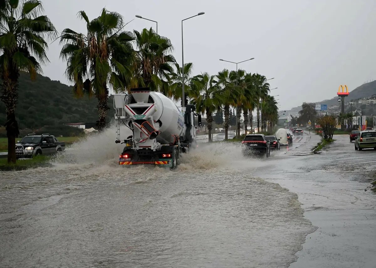 Kuşadası'nda sağanak yaşamı olumsuz etkiledi