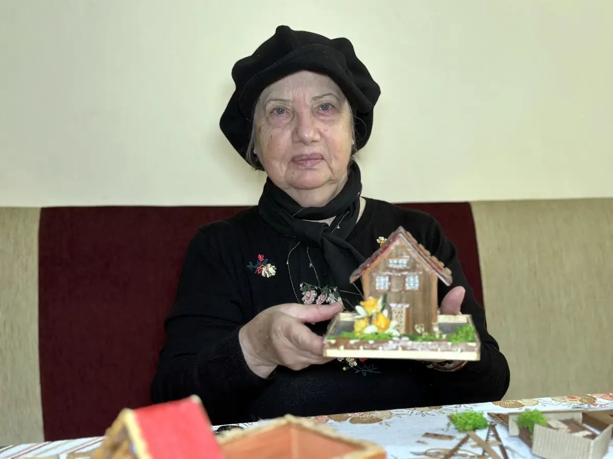 Edirne'de yaşayan Emine Çağlayan, kentteki evlerin rölyeflerini yapıyor