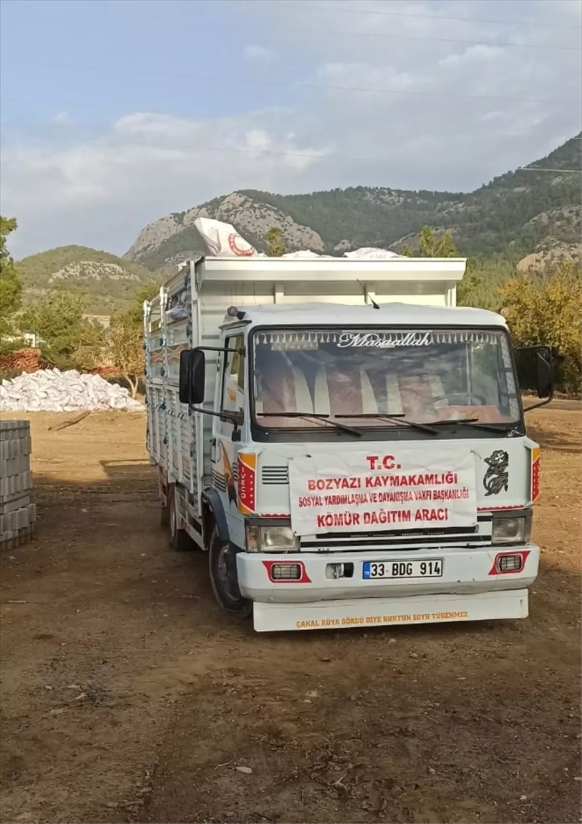 Bozyazı'da ihtiyaç sahibi ailelere kömür yardımı