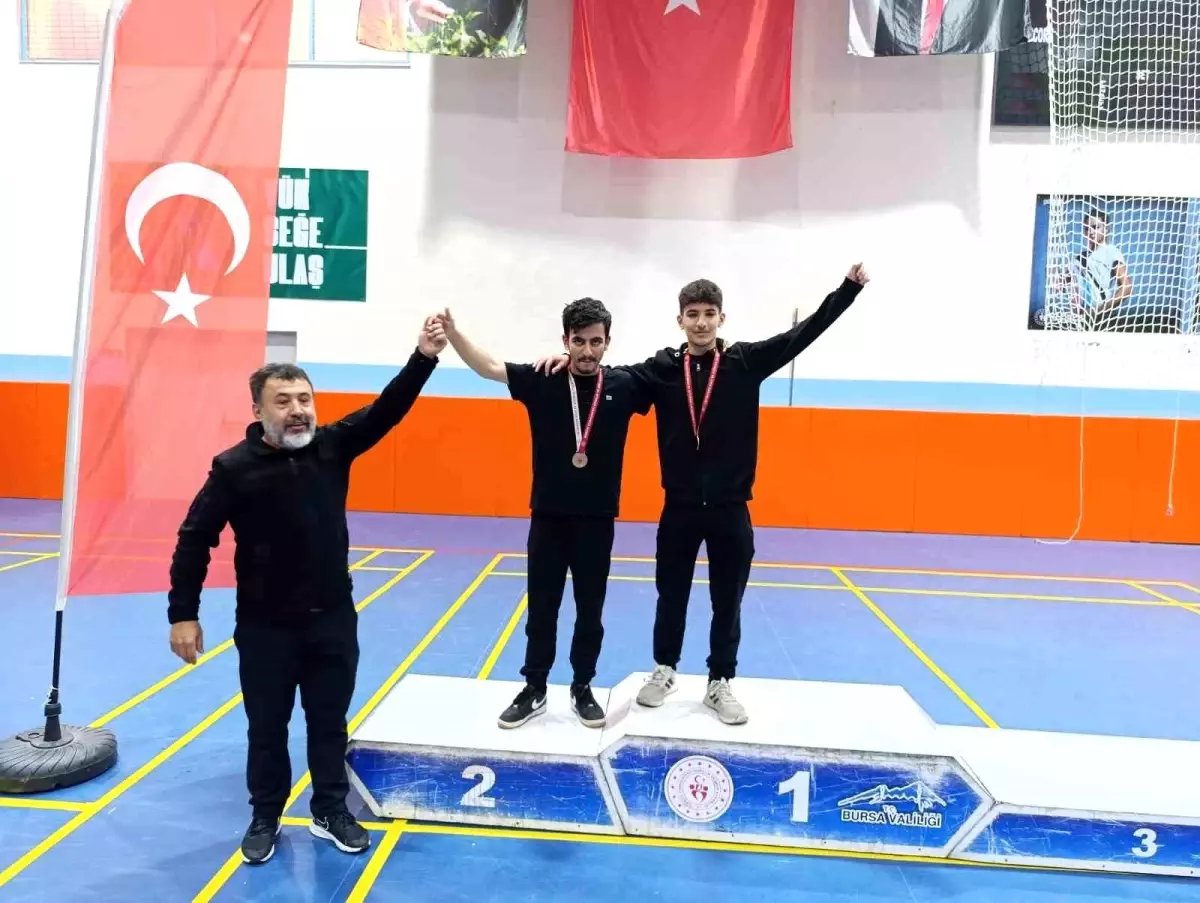 Mudanya Anadolu İmam Hatip Lisesi, güreşte zirveye oturdu
