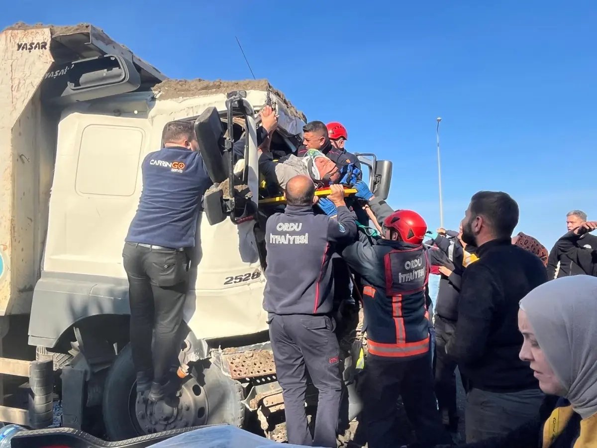 Ünye'de TIR'a Arkadan Çarpan Kamyonun Sürücüsü Kurtarıldı