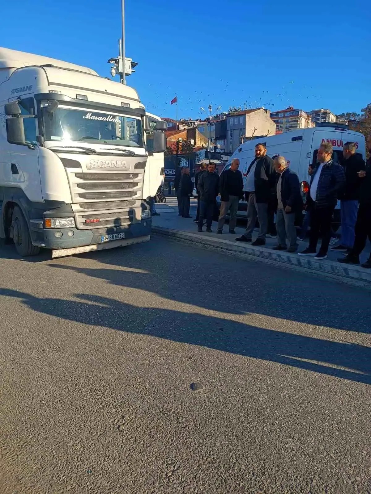 Alaplı'da karşı yola geçmeye çalışan çocuğa tır çarptı: 1 yaralı