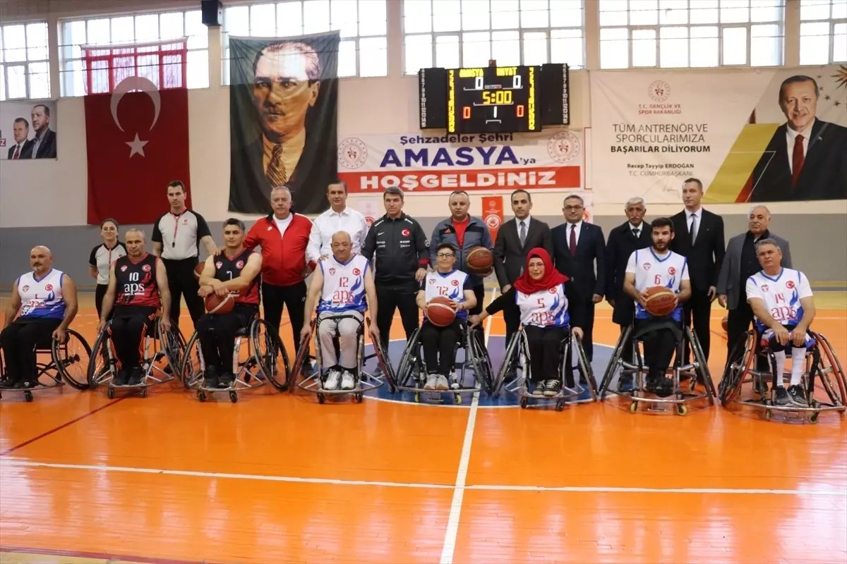 Amasya'da protokolle dostluk maçında kazanan "engelli bireyler" oldu