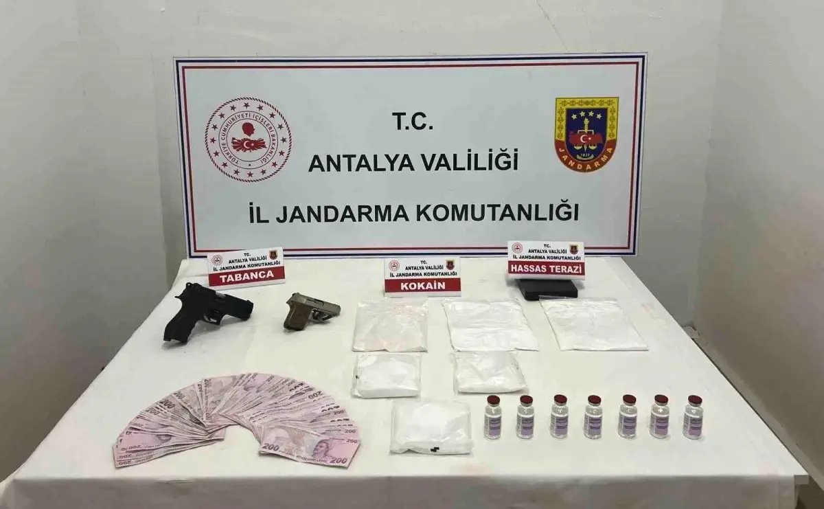 Antalya'da jandarmadan 3 eve uyuşturucu baskını