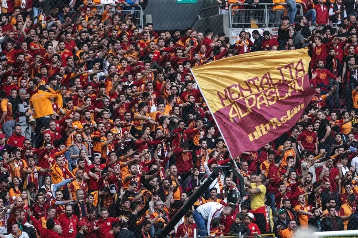 Galatasaraylı taraftarlar 3-2 kazanılan maçta yıldız oyuncuyu ıslıkladı
