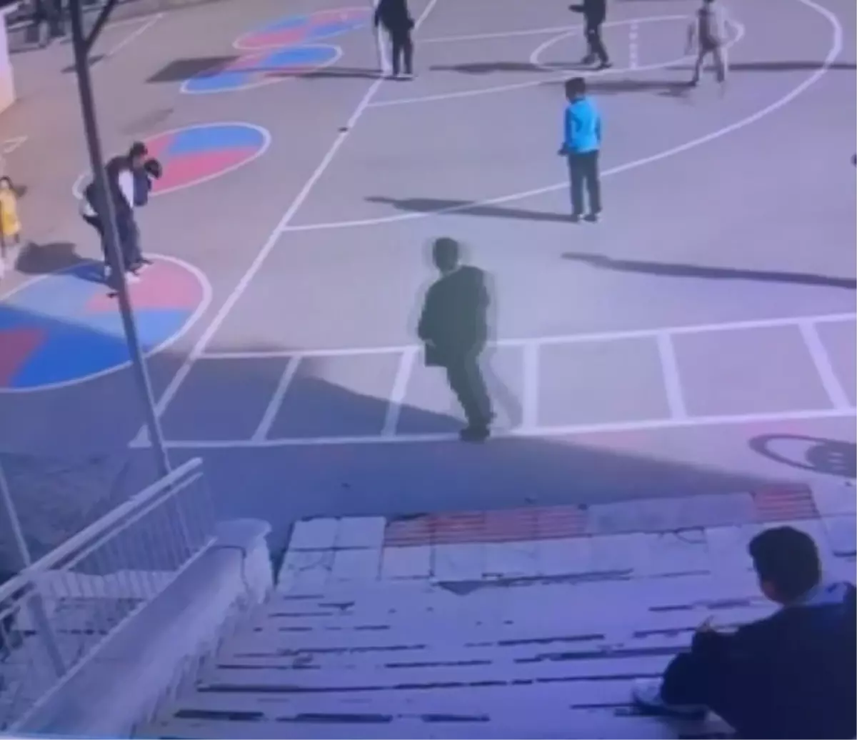 Nefes borusuna mandalina kaçan öğrenciyi Heimlich manevrasıyla kurtardı