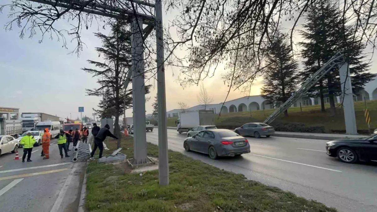 Damperi açık tır PTS direğini devirdi, facia kıl payı atlatıldı