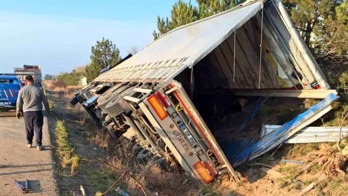 Kırıkkale'de tır devrildi: 5 büyükbaş hayvan telef oldu