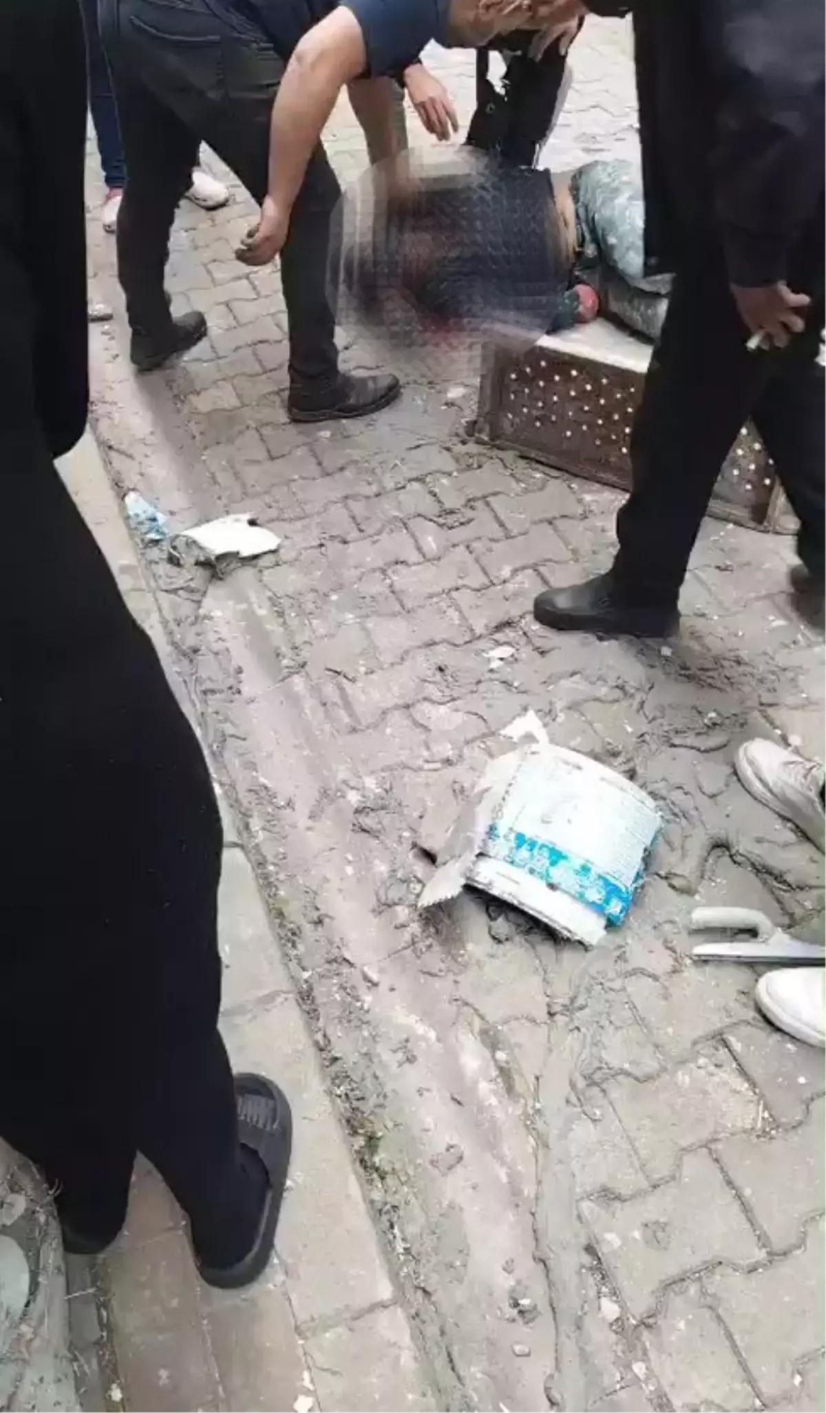 5'inci katta çalışırken iskeleden düşen işçi ağır yaralandı