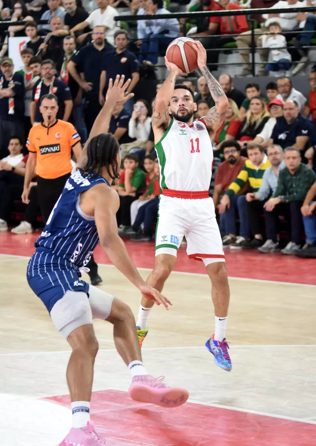 Karşıyaka lider Beşiktaş'ı ağırlıyor