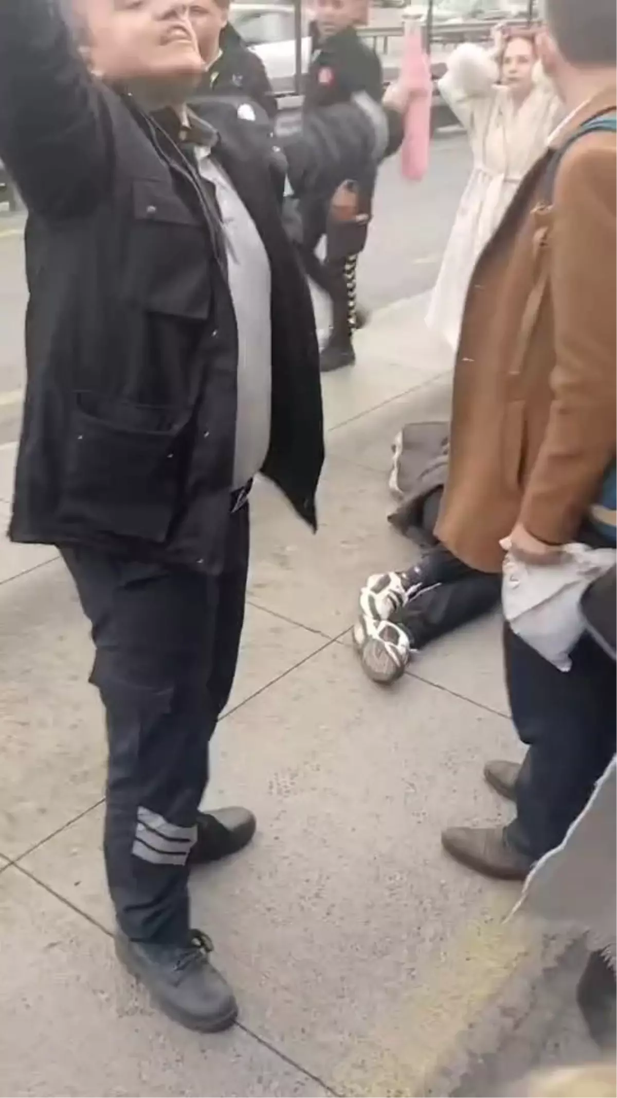 Cevizlibağ'da baygınlık geçirerek düşen 14 yaşındaki kıza metrobüs çarptı