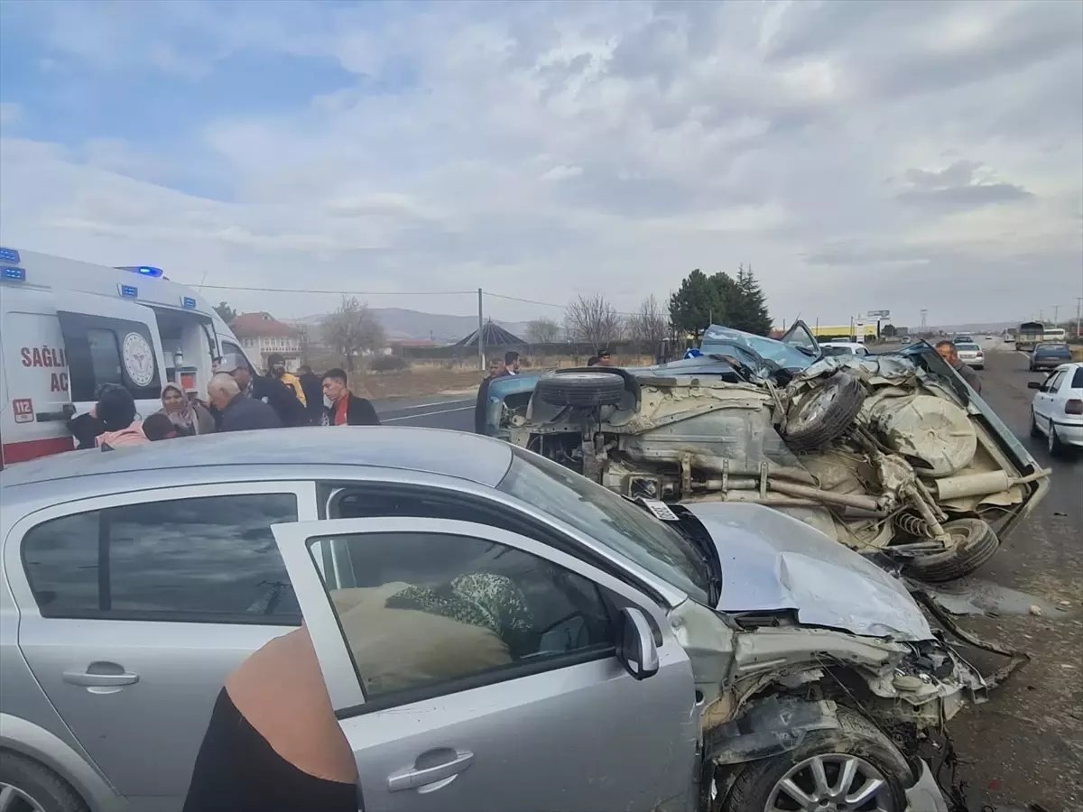 Afyonkarahisar'da iki otomobilin çarpıştığı kazada 7 kişi yaralandı