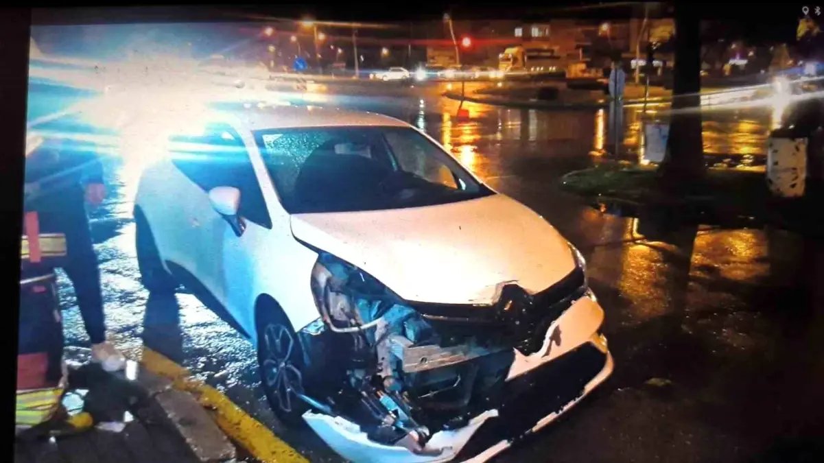 Otomobiller çarpıştı: 2 yaralı