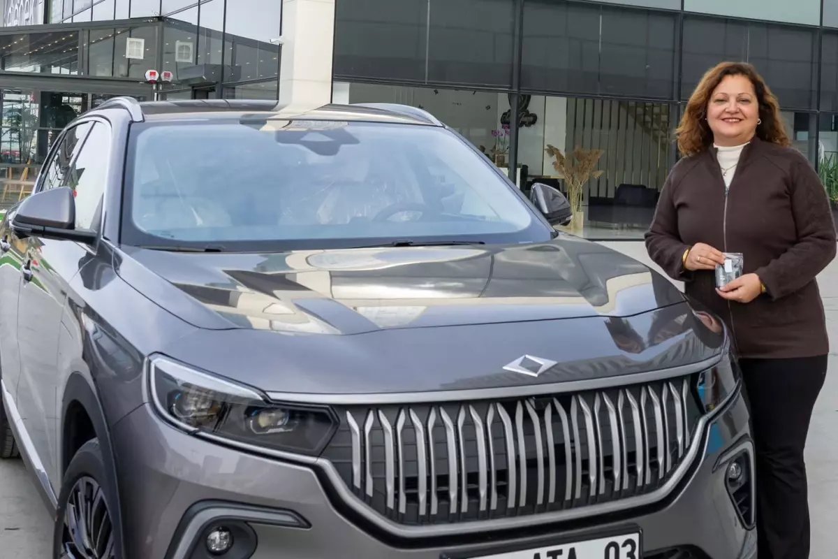 AK Parti'ye geçeceği iddia edilen CHP'li başkan, TOGG aldı