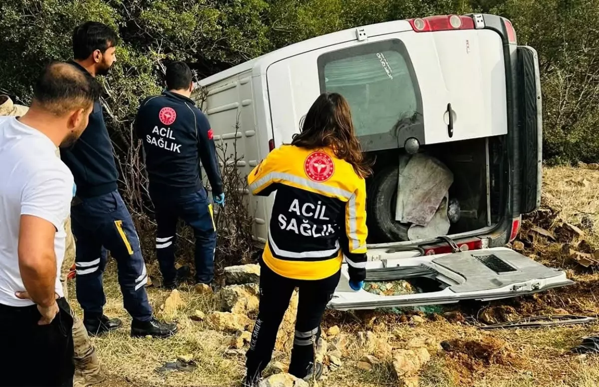 Gaziantep'te minibüs şarampole devrildi: 1 ölü,3 yaralı